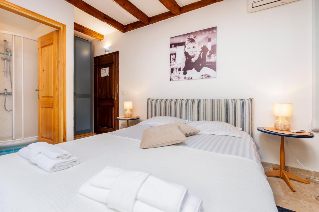 Revera Rooms Ровинь Экстерьер фото